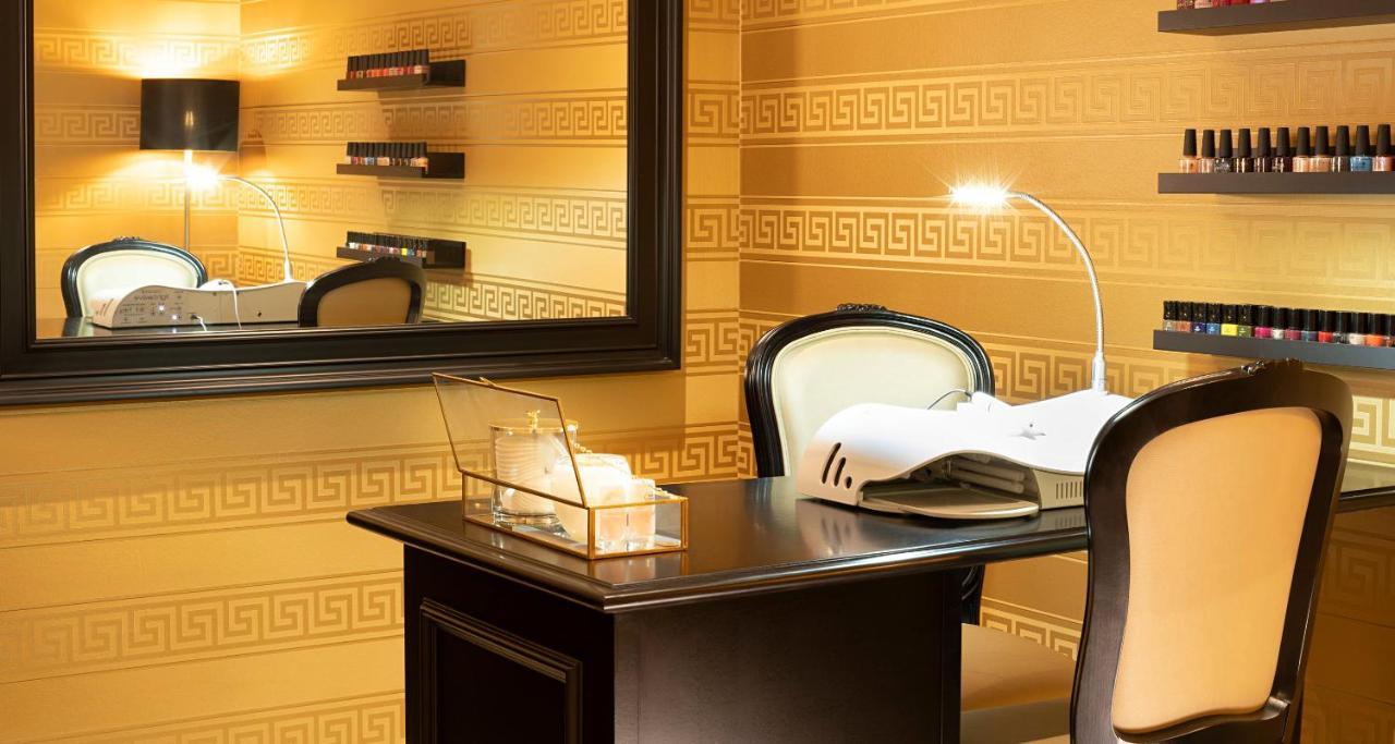 Victor'S Residenz-Hotel Schloss Berg เนนนิก ภายนอก รูปภาพ A manicure station
