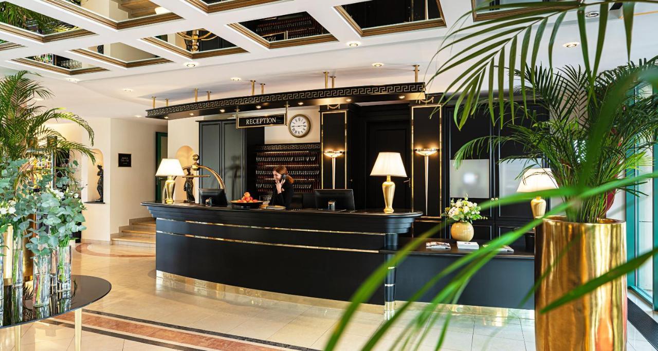 Victor'S Residenz-Hotel Schloss Berg เนนนิก ภายนอก รูปภาพ Reception desk at a hotel