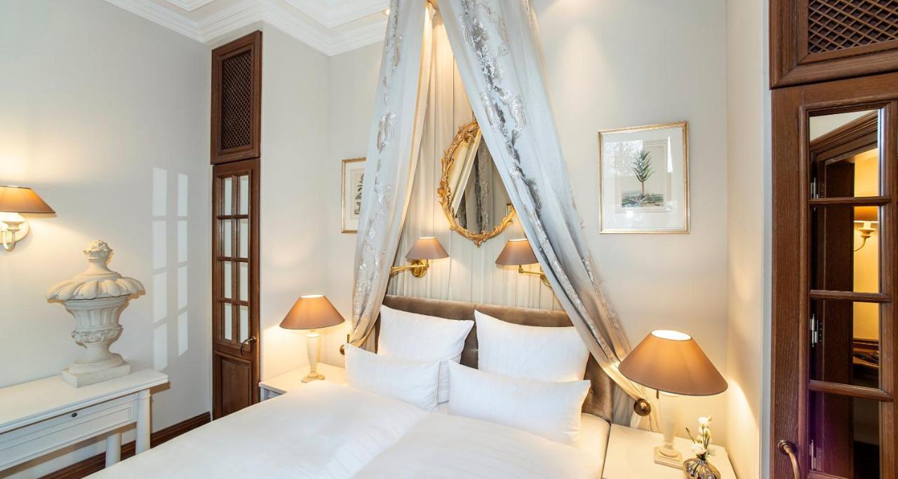 Victor'S Residenz-Hotel Schloss Berg เนนนิก ภายนอก รูปภาพ A room at the hotel