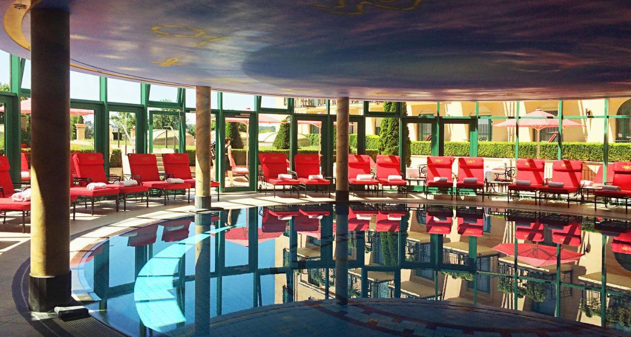 Victor'S Residenz-Hotel Schloss Berg เนนนิก ภายนอก รูปภาพ The pool at the MGM Grand