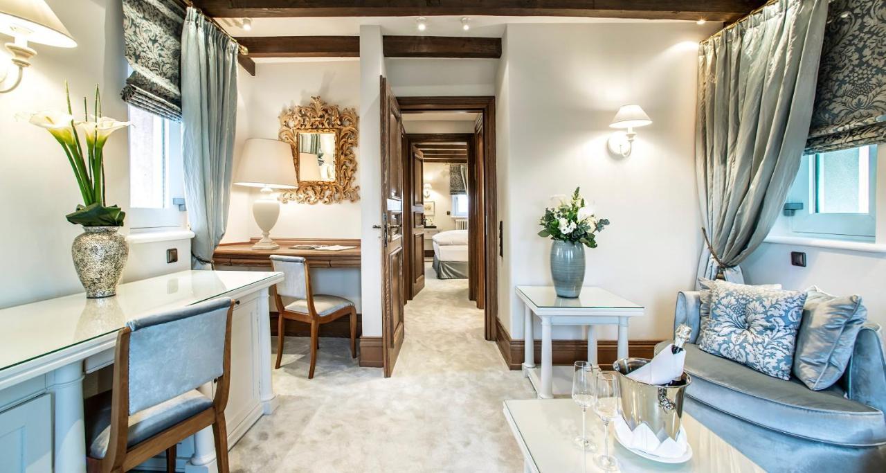 Victor'S Residenz-Hotel Schloss Berg เนนนิก ภายนอก รูปภาพ The interior of a suite at The Swan