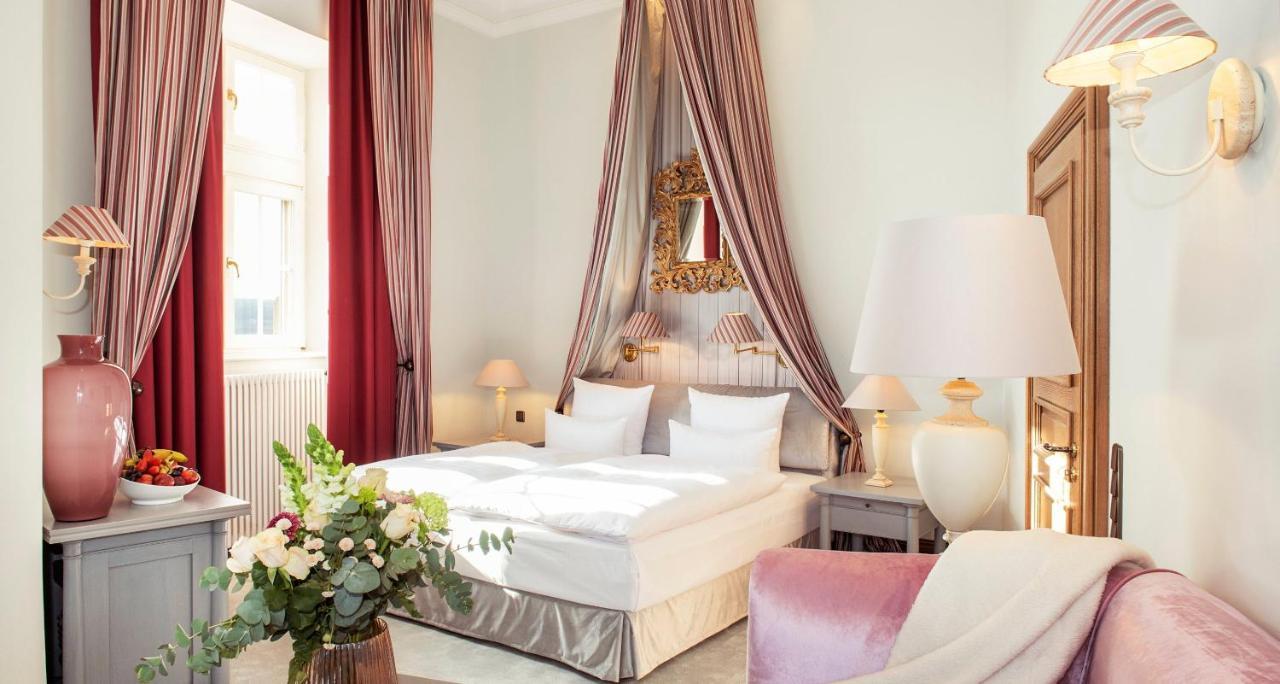 Victor'S Residenz-Hotel Schloss Berg เนนนิก ภายนอก รูปภาพ A room at the Hotel Axelmannstein