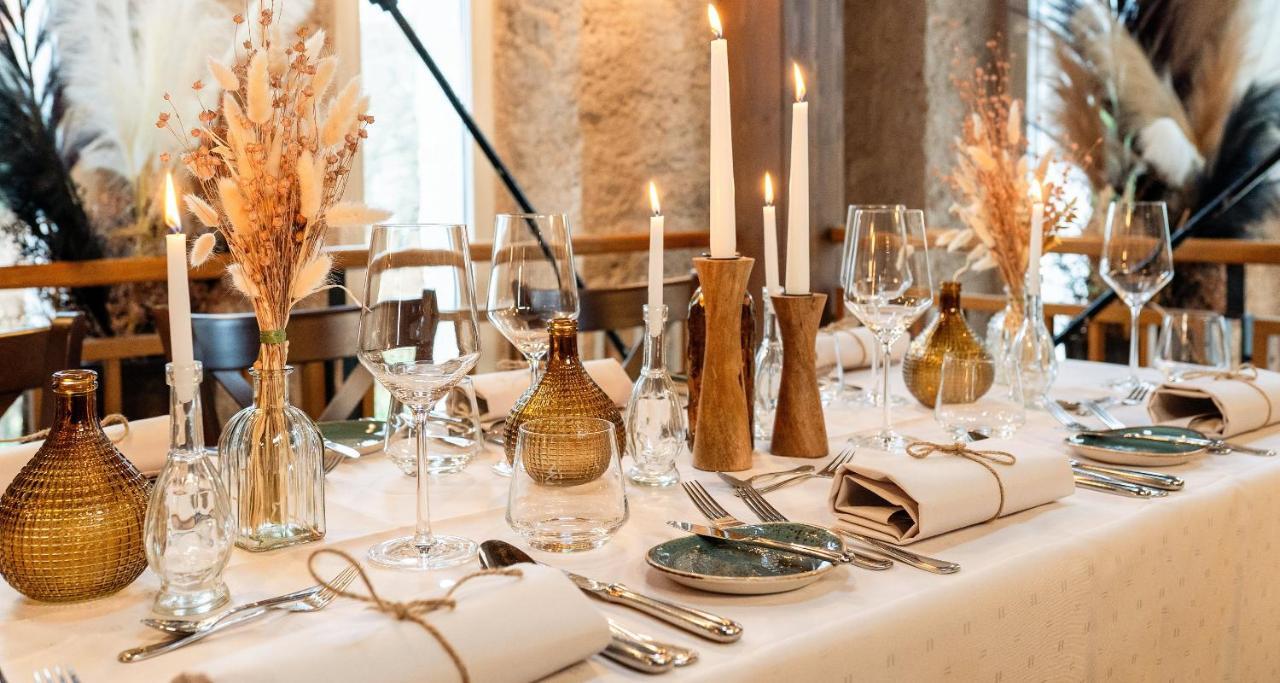Victor'S Residenz-Hotel Schloss Berg เนนนิก ภายนอก รูปภาพ A table set for a meal