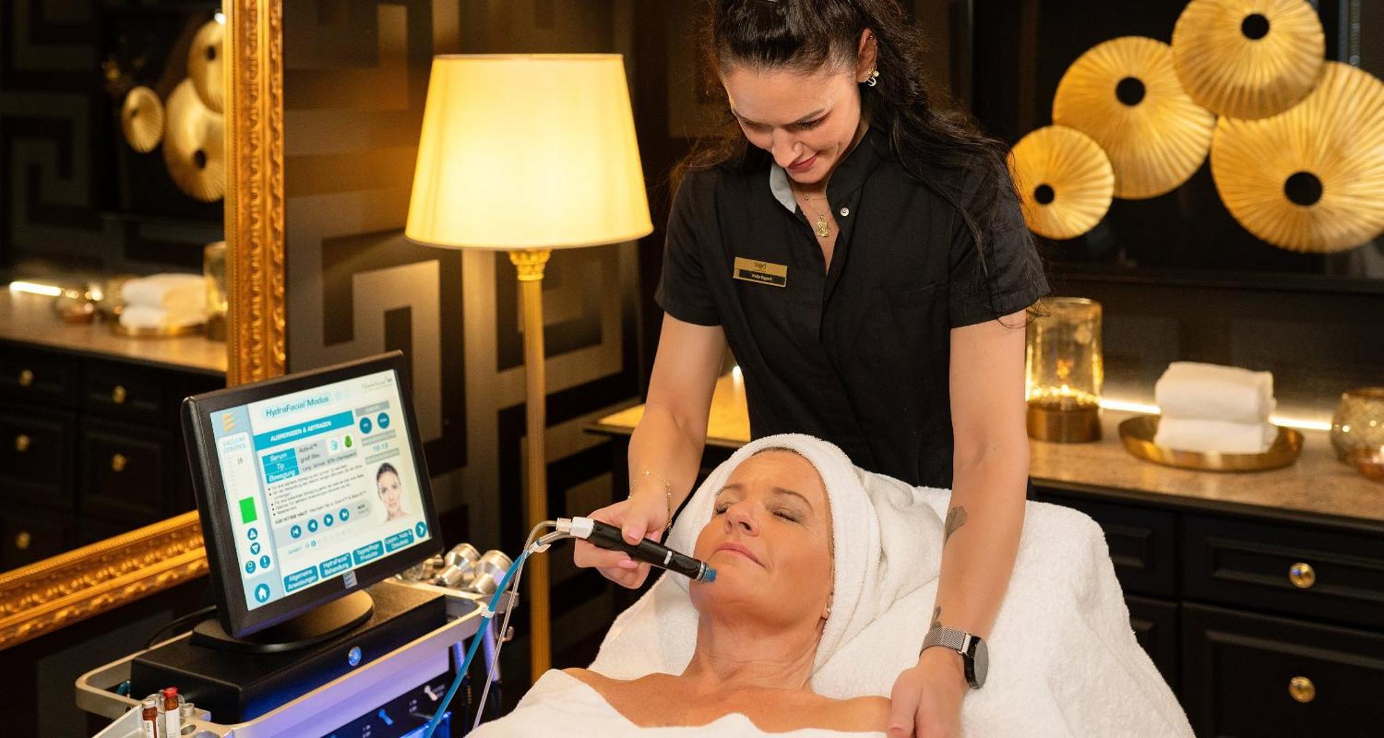 Victor'S Residenz-Hotel Schloss Berg เนนนิก ภายนอก รูปภาพ A woman receiving a facial treatment