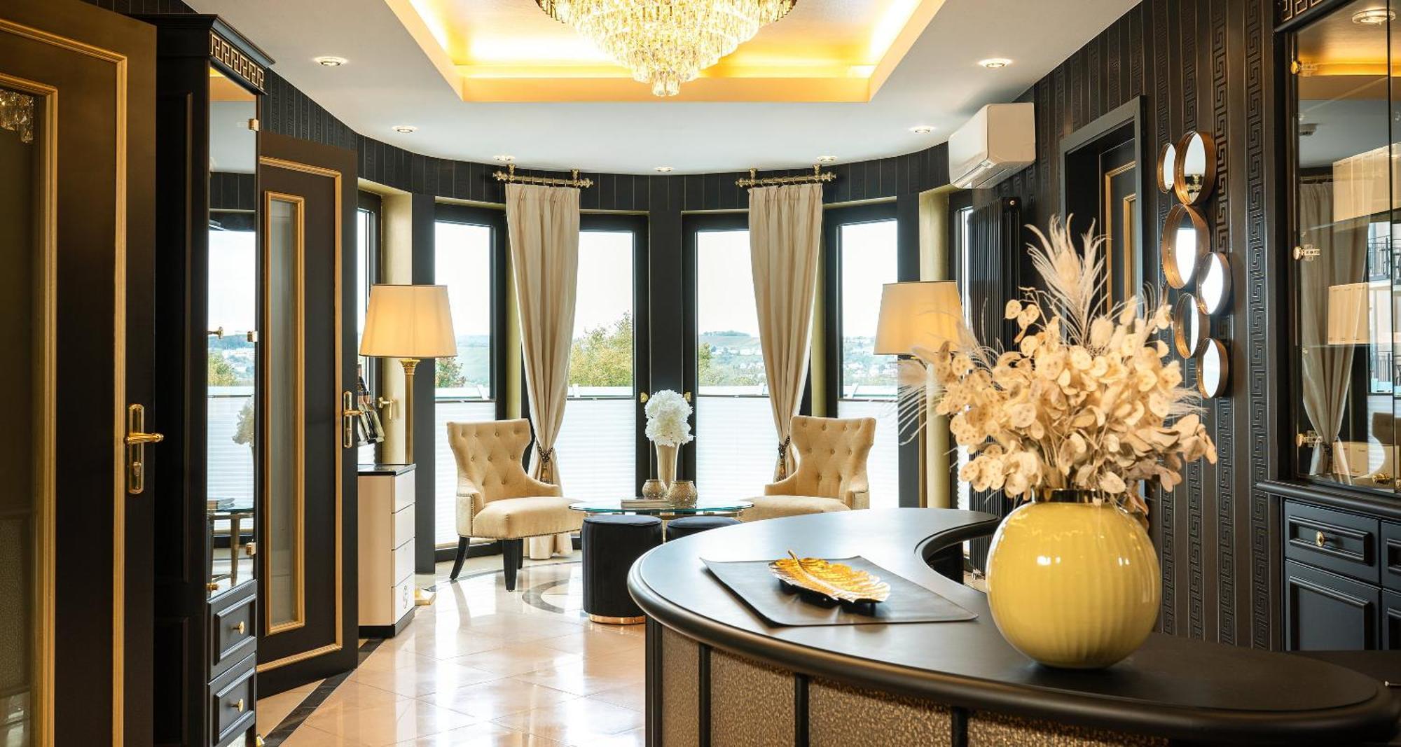 Victor'S Residenz-Hotel Schloss Berg เนนนิก ภายนอก รูปภาพ The lobby of the hotel