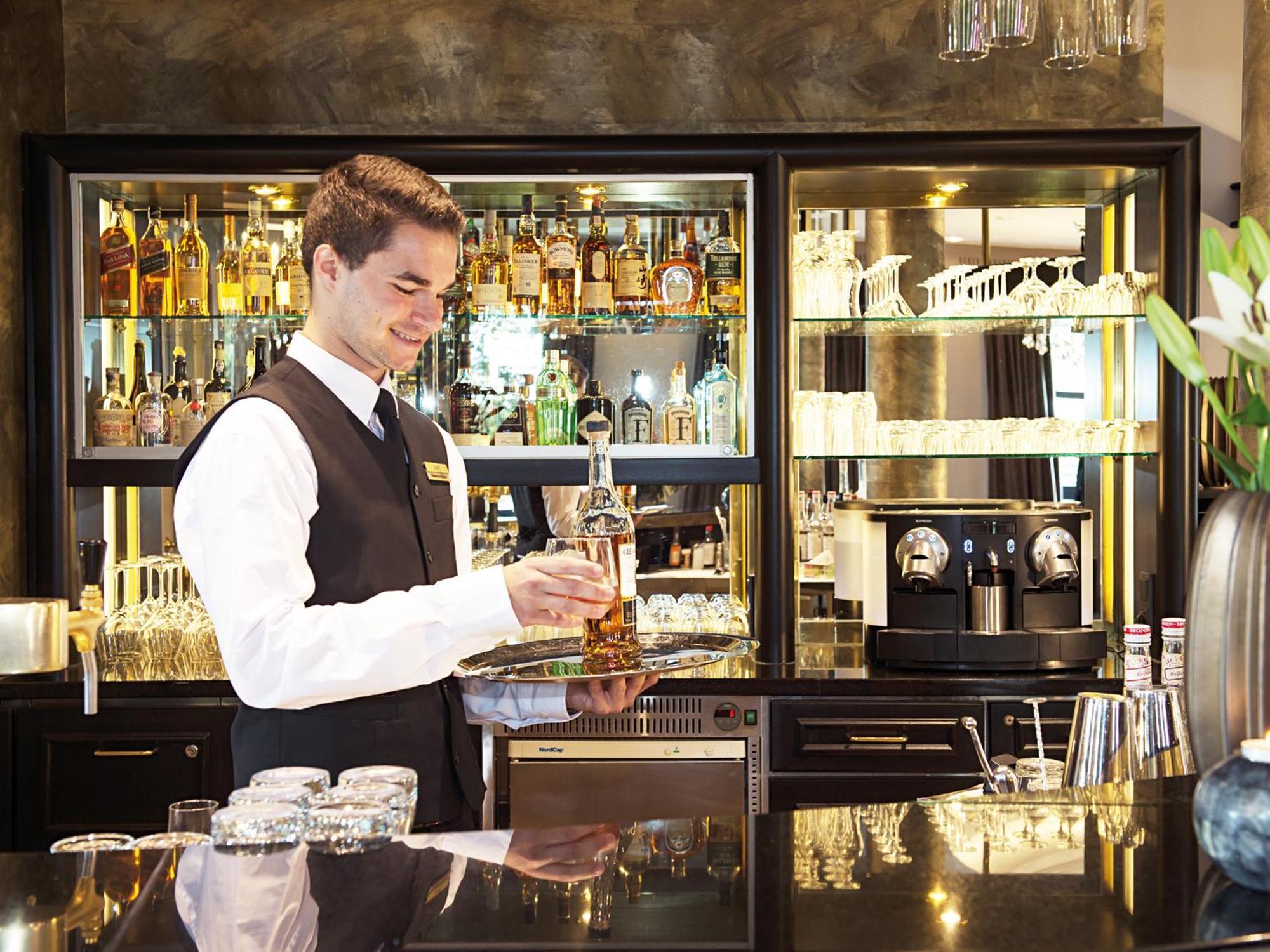 Victor'S Residenz-Hotel Schloss Berg เนนนิก ภายนอก รูปภาพ A bartender at work