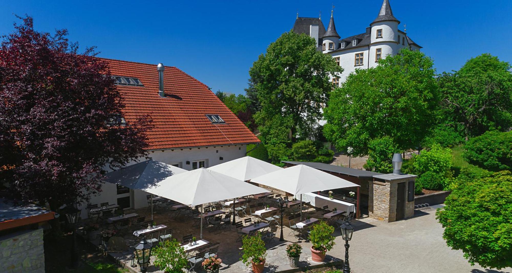 Victor'S Residenz-Hotel Schloss Berg เนนนิก ภายนอก รูปภาพ The restaurant in the castle