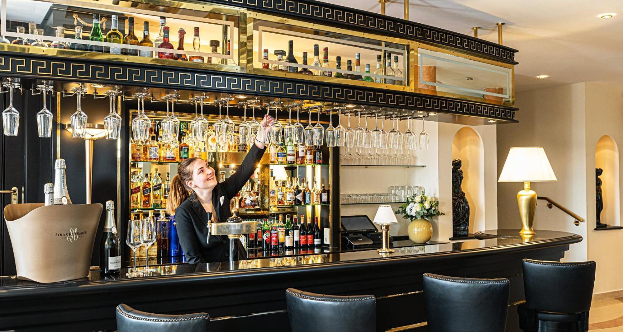Victor'S Residenz-Hotel Schloss Berg เนนนิก ภายนอก รูปภาพ The bar at the hotel