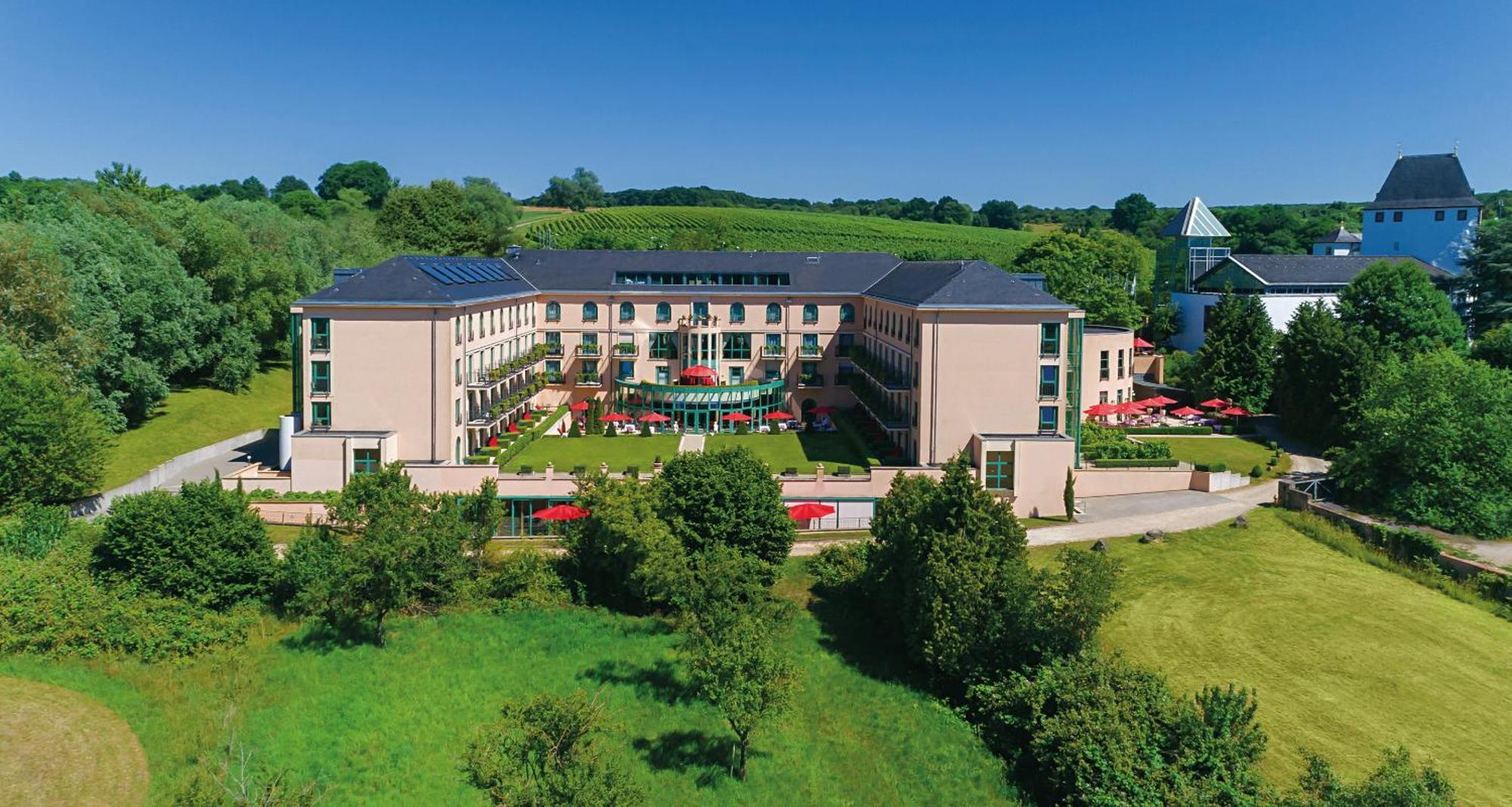 Victor'S Residenz-Hotel Schloss Berg เนนนิก ภายนอก รูปภาพ Aerial view of the campus