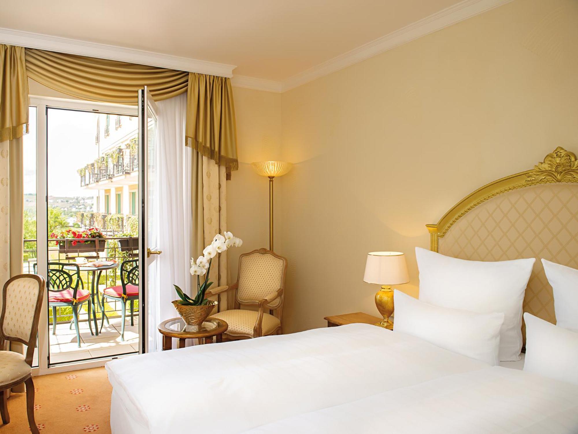 Victor'S Residenz-Hotel Schloss Berg เนนนิก ภายนอก รูปภาพ A room at the hotel