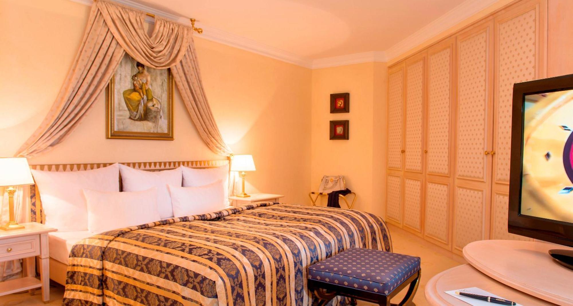 Victor'S Residenz-Hotel Schloss Berg เนนนิก ภายนอก รูปภาพ