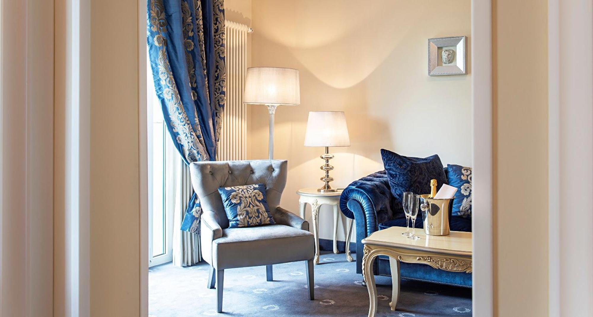 Victor'S Residenz-Hotel Schloss Berg เนนนิก ห้อง รูปภาพ A suite at the hotel
