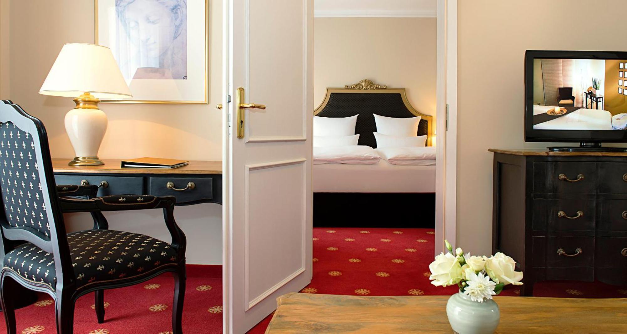 Victor'S Residenz-Hotel Schloss Berg เนนนิก ห้อง รูปภาพ A suite at the Hotel de France