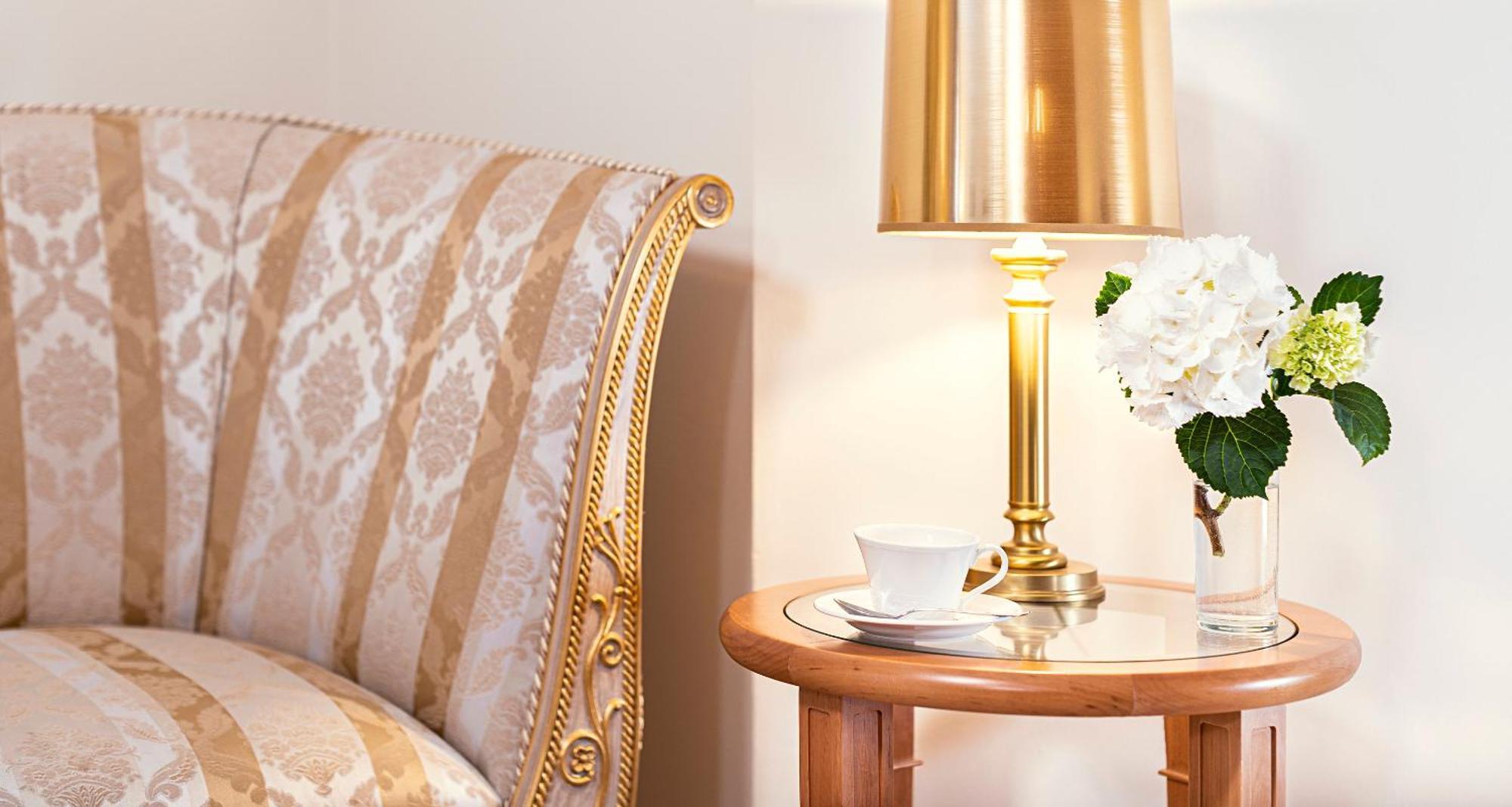 Victor'S Residenz-Hotel Schloss Berg เนนนิก ห้อง รูปภาพ A lamp on a bedside table