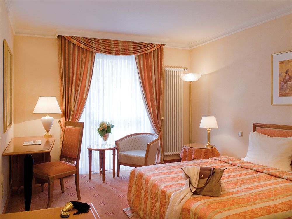 Victor'S Residenz-Hotel Schloss Berg เนนนิก ภายนอก รูปภาพ A typical hotel room