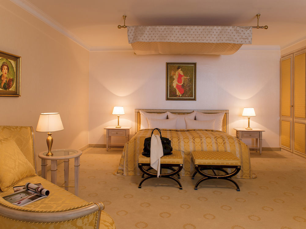 Victor'S Residenz-Hotel Schloss Berg เนนนิก ภายนอก รูปภาพ A suite at the Taj Mahal Palace