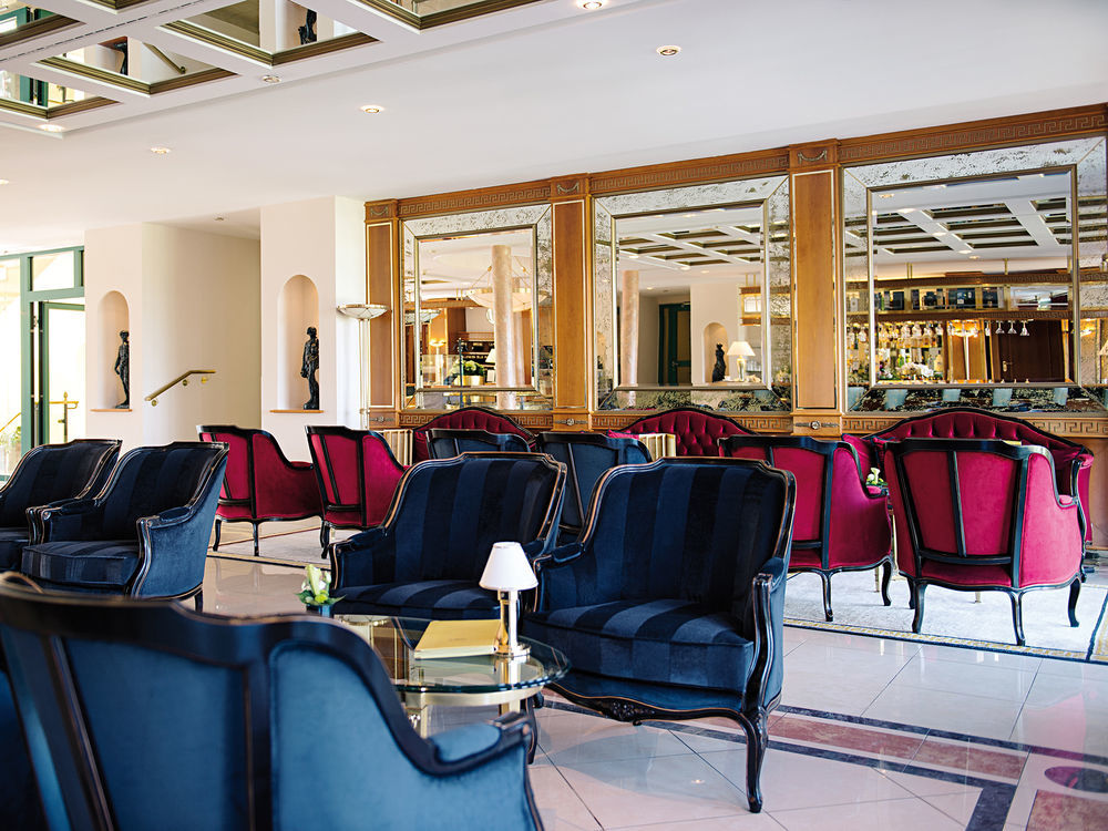Victor'S Residenz-Hotel Schloss Berg เนนนิก ภายนอก รูปภาพ The lobby of the hotel