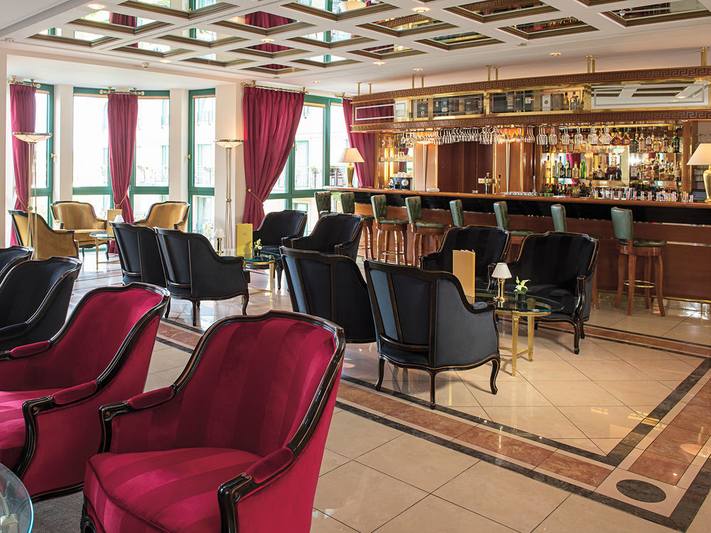 Victor'S Residenz-Hotel Schloss Berg เนนนิก ภายนอก รูปภาพ The bar
