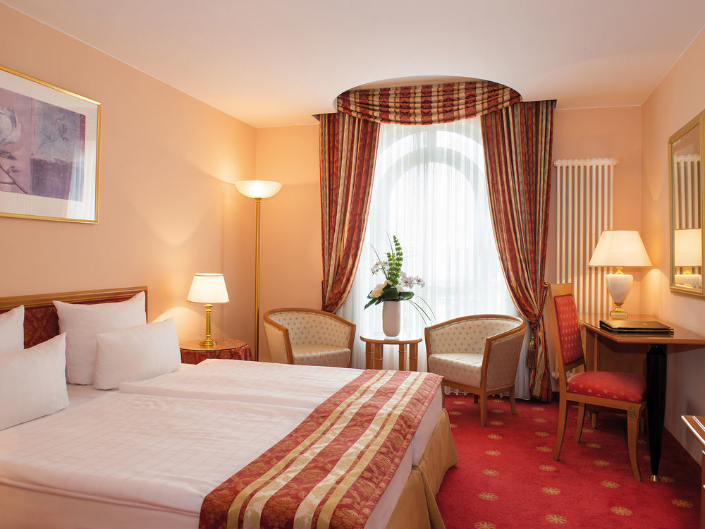 Victor'S Residenz-Hotel Schloss Berg เนนนิก ภายนอก รูปภาพ A typical hotel room