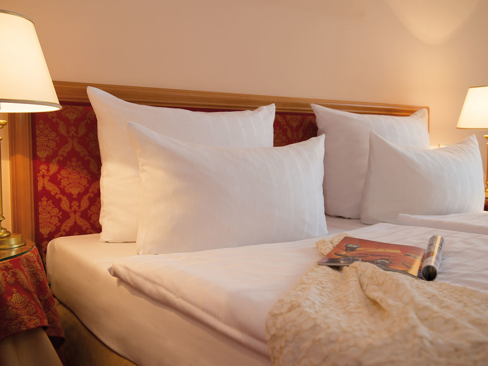 Victor'S Residenz-Hotel Schloss Berg เนนนิก ภายนอก รูปภาพ Pillows on a bed