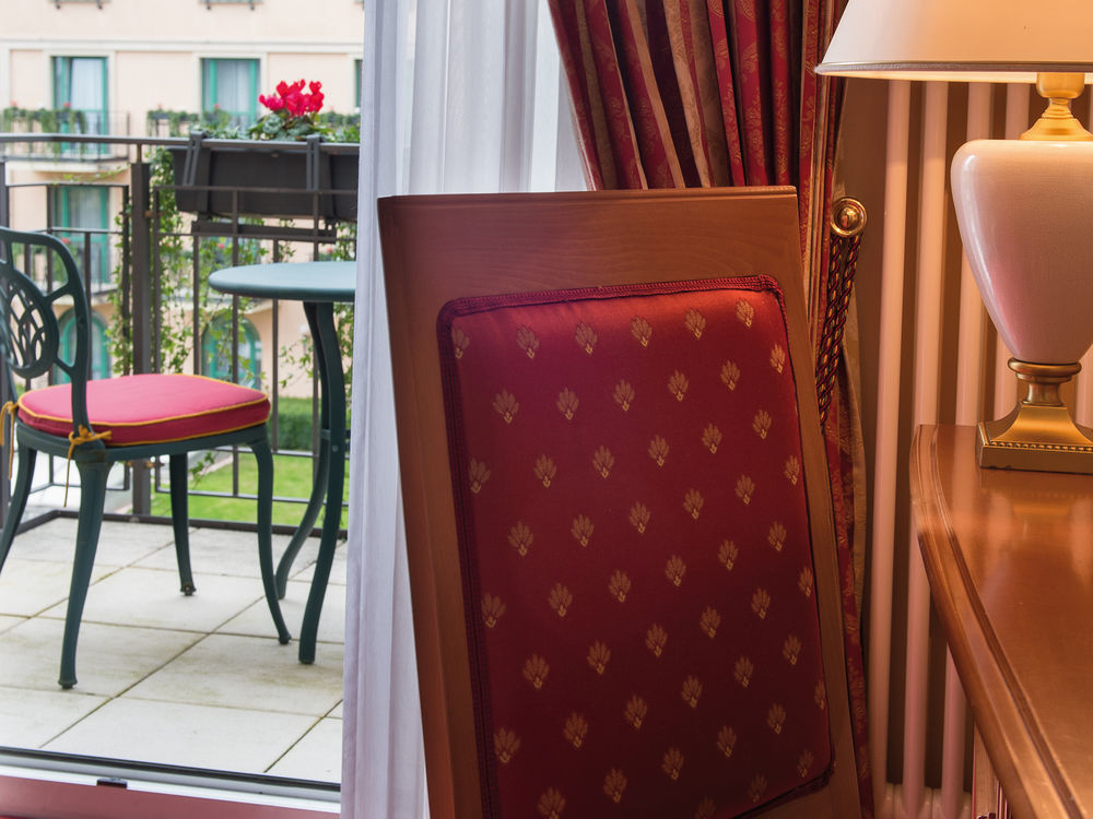 Victor'S Residenz-Hotel Schloss Berg เนนนิก ภายนอก รูปภาพ A room at the hotel