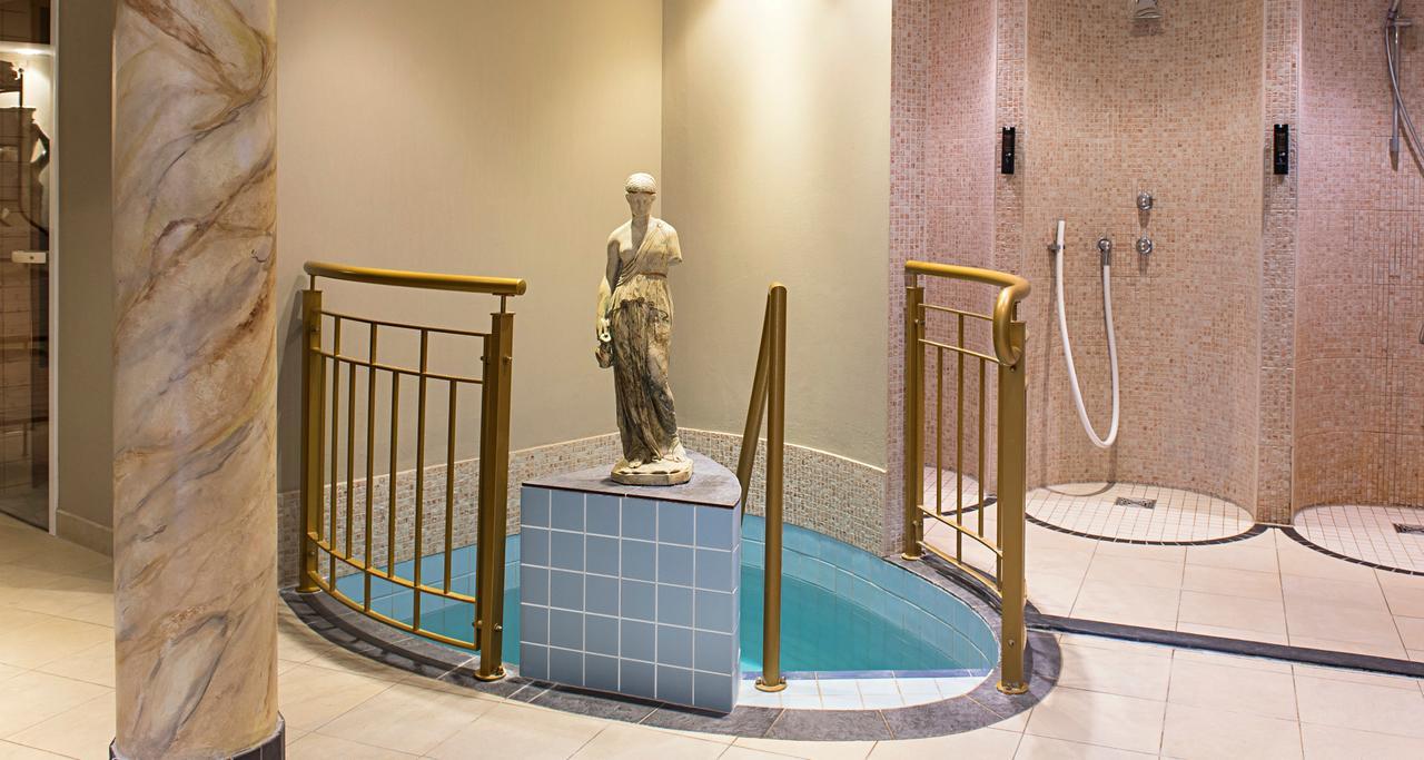 Victor'S Residenz-Hotel Schloss Berg เนนนิก ห้อง รูปภาพ A modern spa